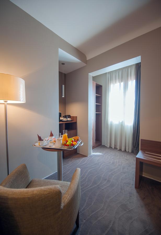 Hotel Lou Castelet Carros Luaran gambar
