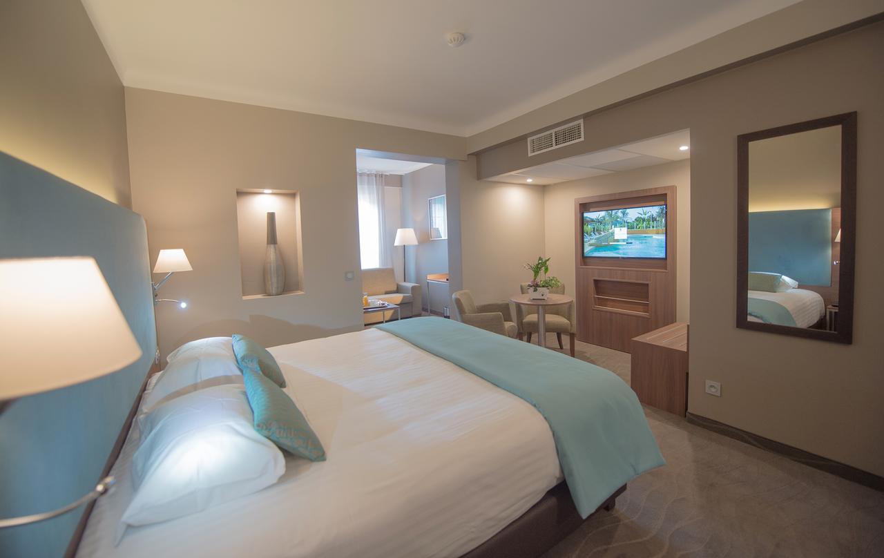 Hotel Lou Castelet Carros Luaran gambar